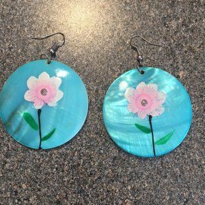 🌻5/$15-Gorgeous hand painted shell earrings. Lt blue floral